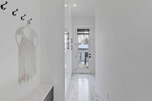 523 55 Avenue Sw, Calgary, AB - Indoor Photo Showing Other Room