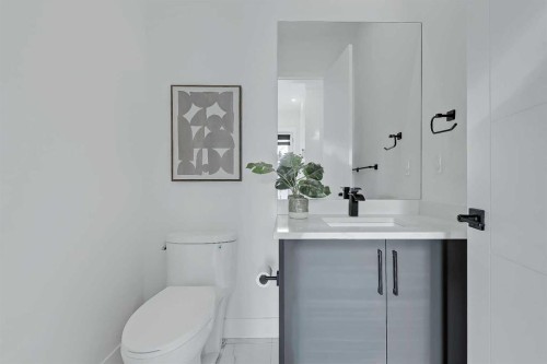 523 55 Avenue Sw, Calgary, AB - Indoor Photo Showing Bathroom