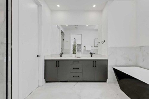 523 55 Avenue Sw, Calgary, AB - Indoor Photo Showing Bathroom