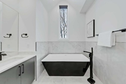 523 55 Avenue Sw, Calgary, AB - Indoor Photo Showing Bathroom
