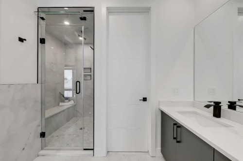 523 55 Avenue Sw, Calgary, AB - Indoor Photo Showing Bathroom