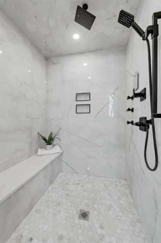 523 55 Avenue Sw, Calgary, AB - Indoor Photo Showing Bathroom