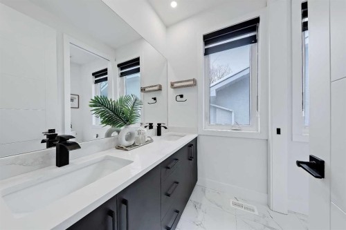 523 55 Avenue Sw, Calgary, AB - Indoor Photo Showing Bathroom