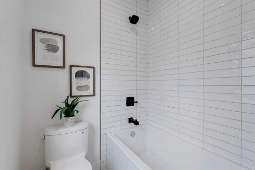523 55 Avenue Sw, Calgary, AB - Indoor Photo Showing Bathroom