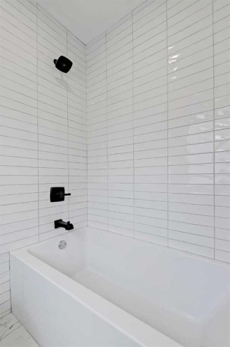 523 55 Avenue Sw, Calgary, AB - Indoor Photo Showing Bathroom