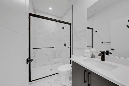 523 55 Avenue Sw, Calgary, AB - Indoor Photo Showing Bathroom