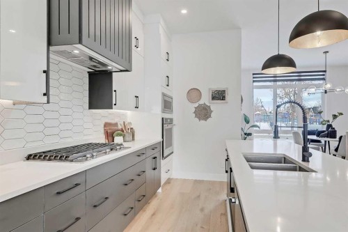 523 55 Avenue Sw, Calgary, AB - Indoor Photo Showing Kitchen With Double Sink With Upgraded Kitchen