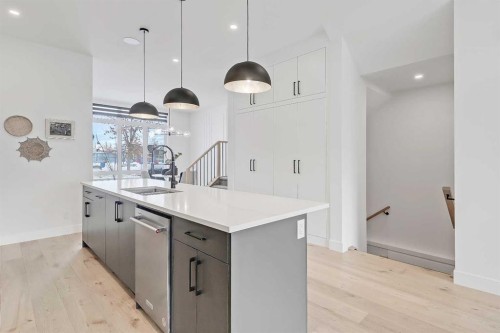 523 55 Avenue Sw, Calgary, AB - Indoor Photo Showing Kitchen