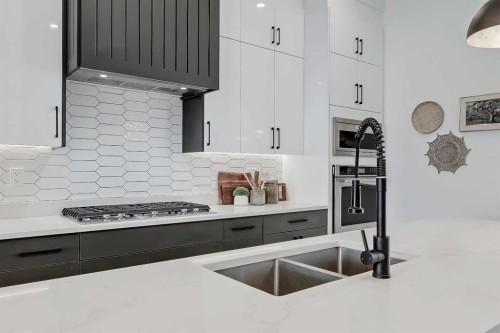 523 55 Avenue Sw, Calgary, AB - Indoor Photo Showing Kitchen With Double Sink With Upgraded Kitchen