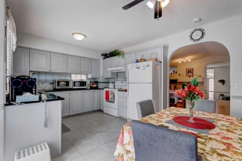 38 Millbank Hill Sw, Calgary, AB - Indoor Photo Showing Kitchen