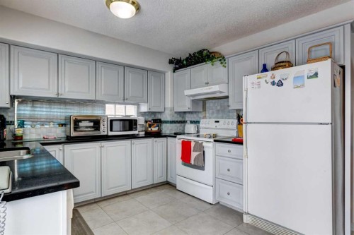 38 Millbank Hill Sw, Calgary, AB - Indoor Photo Showing Kitchen