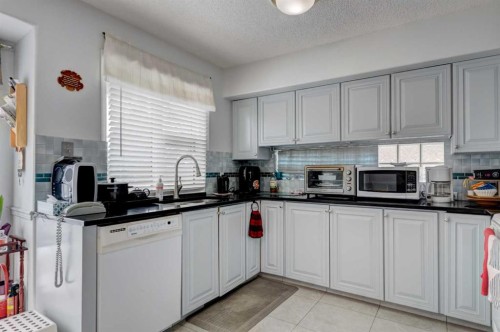 38 Millbank Hill Sw, Calgary, AB - Indoor Photo Showing Kitchen