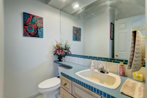38 Millbank Hill Sw, Calgary, AB - Indoor Photo Showing Bathroom