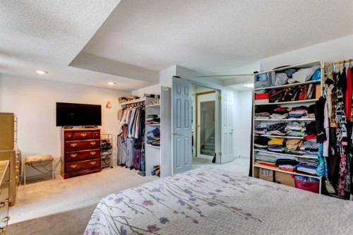 38 Millbank Hill Sw, Calgary, AB - Indoor Photo Showing Bedroom