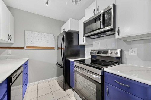 5-111 Grier Terrace Ne, Calgary, AB - Indoor Photo Showing Kitchen