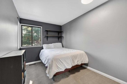 5-111 Grier Terrace Ne, Calgary, AB - Indoor Photo Showing Bedroom