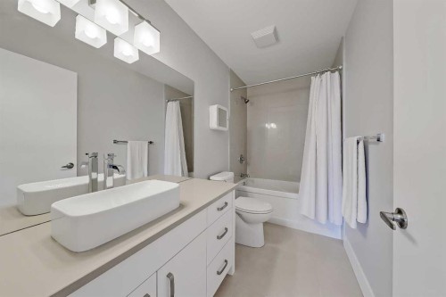 4512 21 Avenue Nw, Calgary, AB - Indoor Photo Showing Bathroom