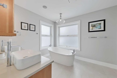 4512 21 Avenue Nw, Calgary, AB - Indoor Photo Showing Bathroom