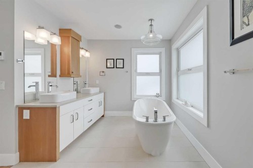 4512 21 Avenue Nw, Calgary, AB - Indoor Photo Showing Bathroom