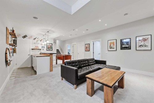 4512 21 Avenue Nw, Calgary, AB - Indoor Photo Showing Other Room