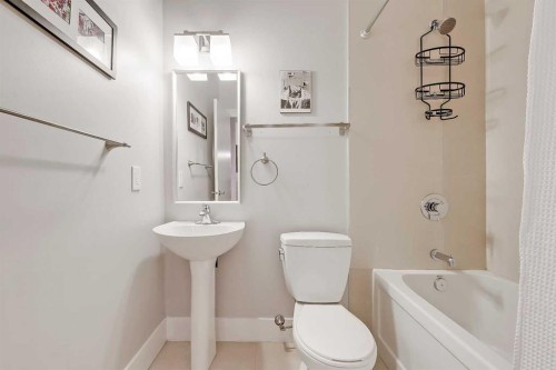 4512 21 Avenue Nw, Calgary, AB - Indoor Photo Showing Bathroom