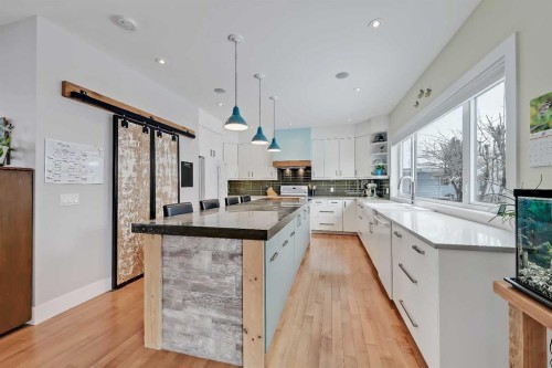 4512 21 Avenue Nw, Calgary, AB - Indoor Photo Showing Kitchen With Upgraded Kitchen