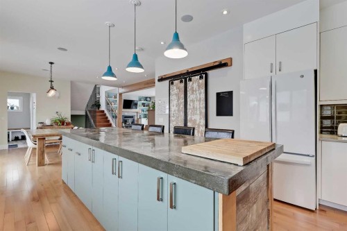 4512 21 Avenue Nw, Calgary, AB - Indoor Photo Showing Kitchen With Upgraded Kitchen