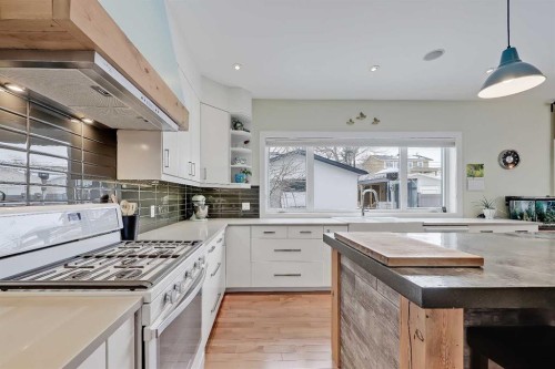 4512 21 Avenue Nw, Calgary, AB - Indoor Photo Showing Kitchen With Upgraded Kitchen