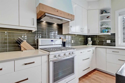 4512 21 Avenue Nw, Calgary, AB - Indoor Photo Showing Kitchen