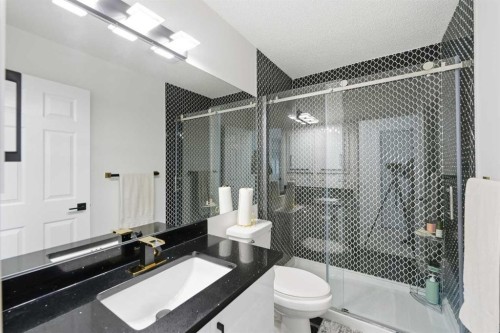 53 Martha'S Place Ne, Calgary, AB - Indoor Photo Showing Bathroom