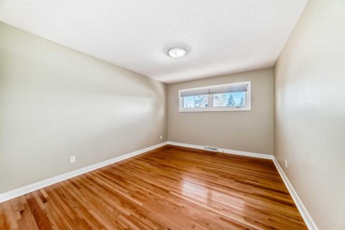 27 Gladeview Crescent Sw, Calgary, AB - Indoor Photo Showing Other Room
