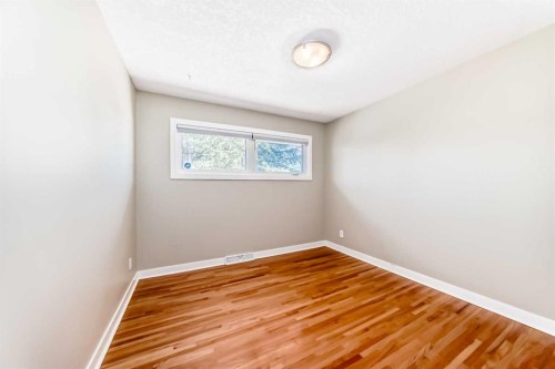 27 Gladeview Crescent Sw, Calgary, AB - Indoor Photo Showing Other Room