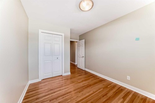 27 Gladeview Crescent Sw, Calgary, AB - Indoor Photo Showing Other Room