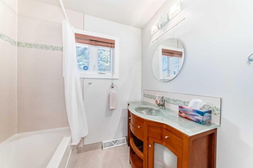 27 Gladeview Crescent Sw, Calgary, AB - Indoor Photo Showing Bathroom
