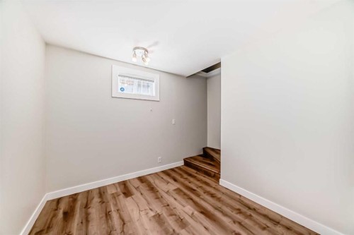27 Gladeview Crescent Sw, Calgary, AB - Indoor Photo Showing Other Room