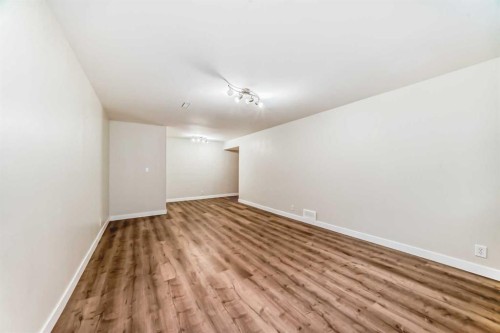 27 Gladeview Crescent Sw, Calgary, AB - Indoor Photo Showing Other Room