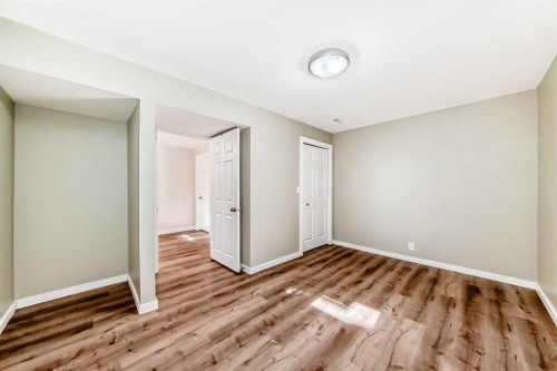 27 Gladeview Crescent Sw, Calgary, AB - Indoor Photo Showing Other Room