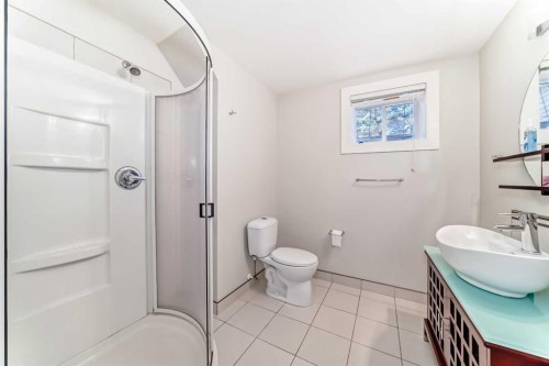 27 Gladeview Crescent Sw, Calgary, AB - Indoor Photo Showing Bathroom