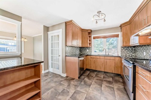 27 Gladeview Crescent Sw, Calgary, AB - Indoor Photo Showing Kitchen