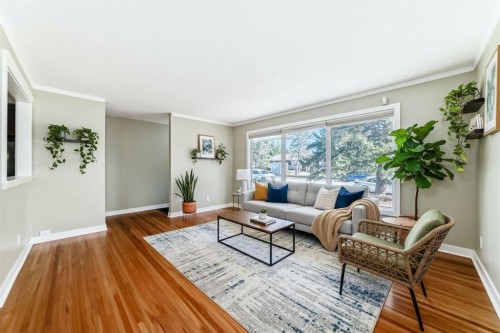 27 Gladeview Crescent Sw, Calgary, AB - Indoor Photo Showing Living Room