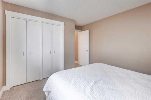 88 Sunhurst Road Se, Calgary, AB - Indoor Photo Showing Bedroom