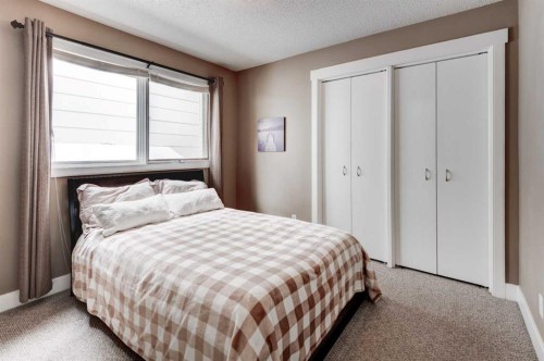 88 Sunhurst Road Se, Calgary, AB - Indoor Photo Showing Bedroom