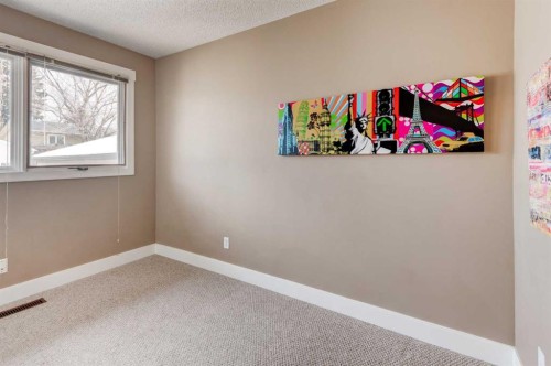 88 Sunhurst Road Se, Calgary, AB - Indoor Photo Showing Other Room