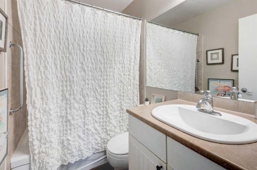 88 Sunhurst Road Se, Calgary, AB - Indoor Photo Showing Bathroom