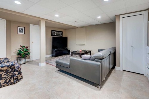 88 Sunhurst Road Se, Calgary, AB - Indoor Photo Showing Other Room