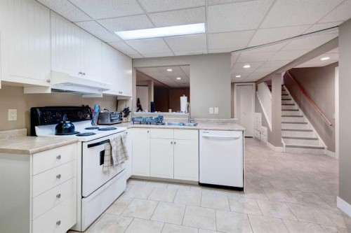 88 Sunhurst Road Se, Calgary, AB - Indoor Photo Showing Kitchen With Double Sink