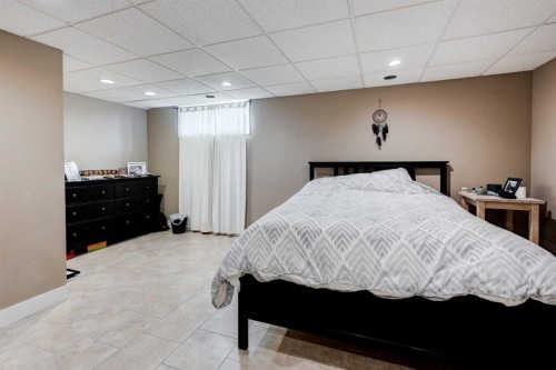 88 Sunhurst Road Se, Calgary, AB - Indoor Photo Showing Bedroom