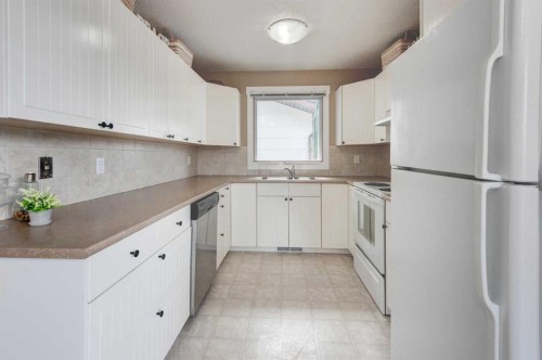 88 Sunhurst Road Se, Calgary, AB - Indoor Photo Showing Kitchen With Double Sink