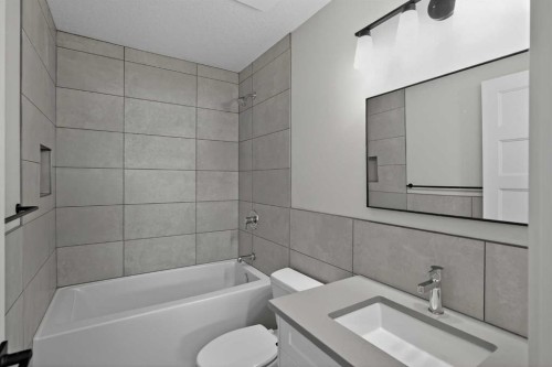 78 Silverton Glen Crescent Sw, Calgary, AB - Indoor Photo Showing Bathroom