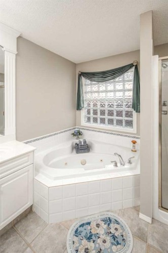 143 Hamptons Terrace Nw, Calgary, AB - Indoor Photo Showing Bathroom